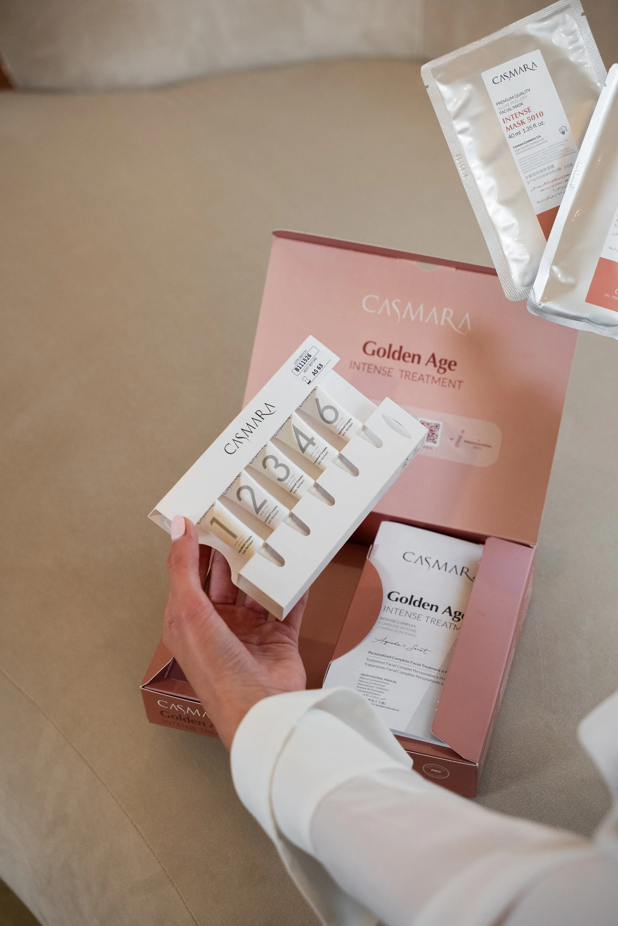 Casmara Golden Age set: ampule i maske u ružičastoj kutiji
