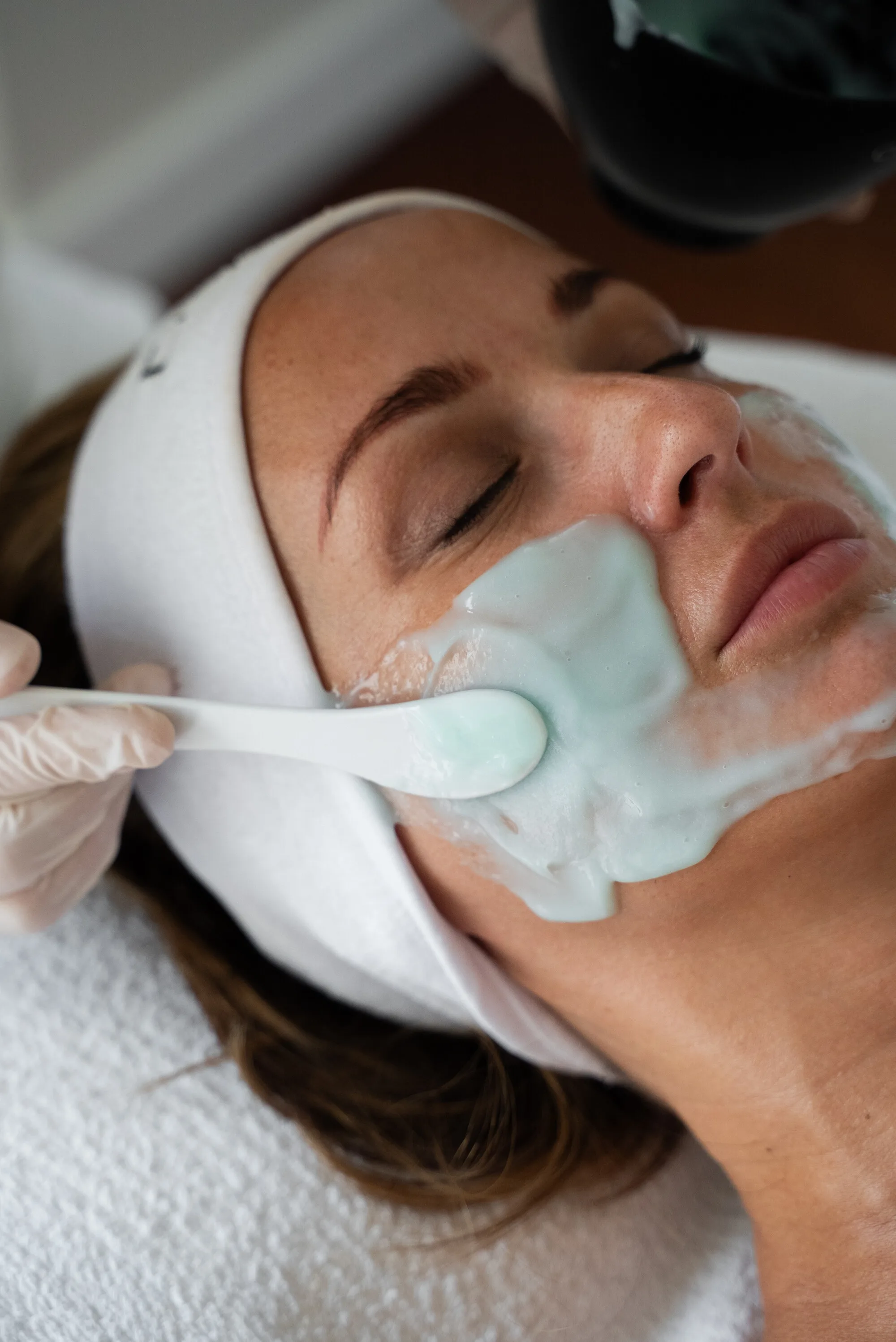 Nanošenje Casmara maske od algi na obraz